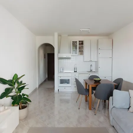 Sea View Bliss, Free Parking Apartment *
